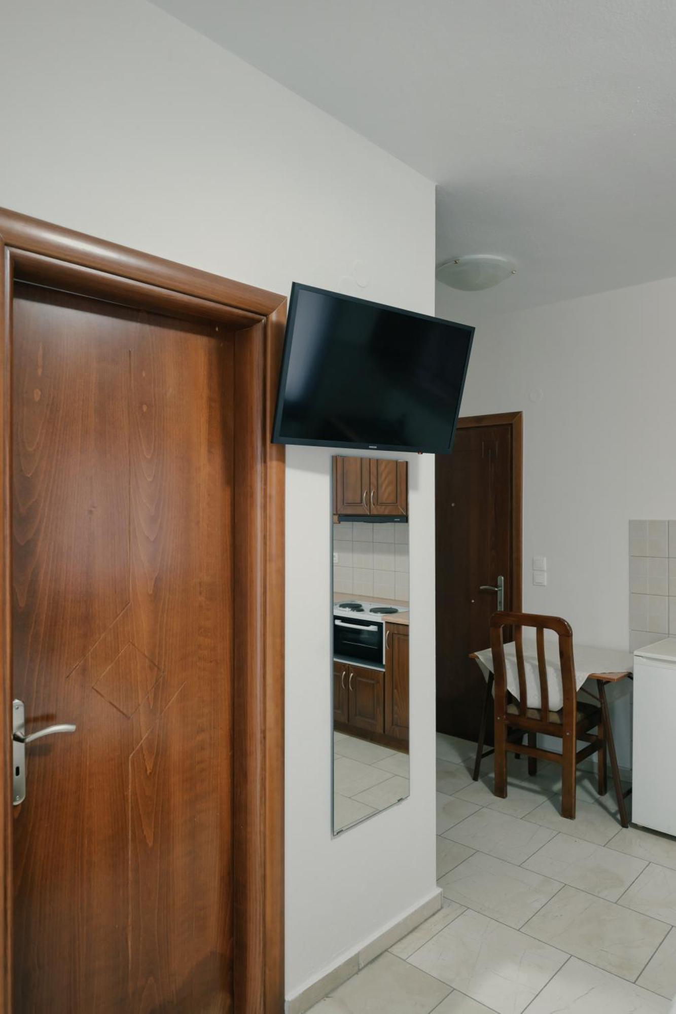 O Fotis Studios & Apartments ヨアニナ エクステリア 写真