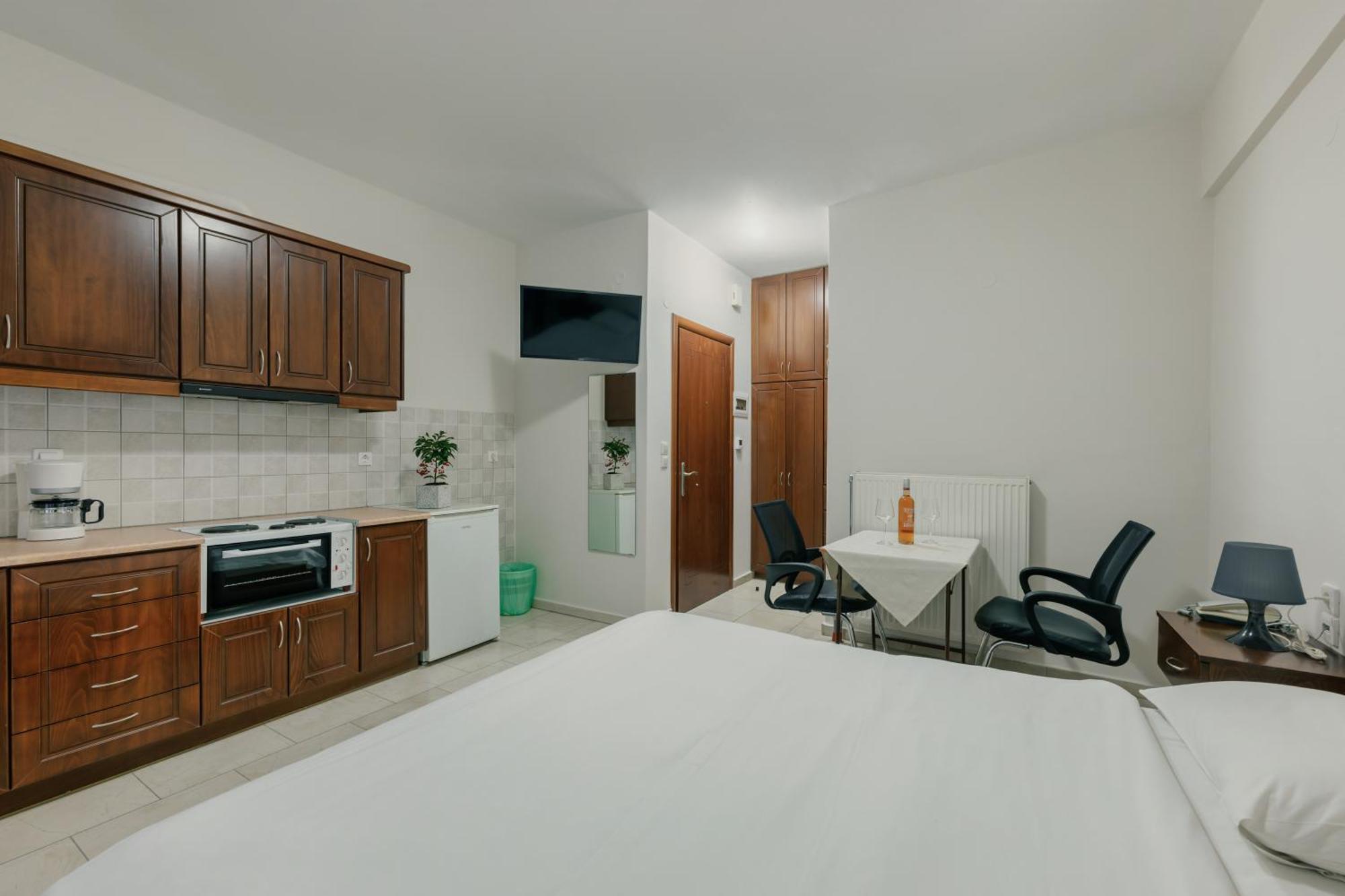 O Fotis Studios & Apartments ヨアニナ エクステリア 写真