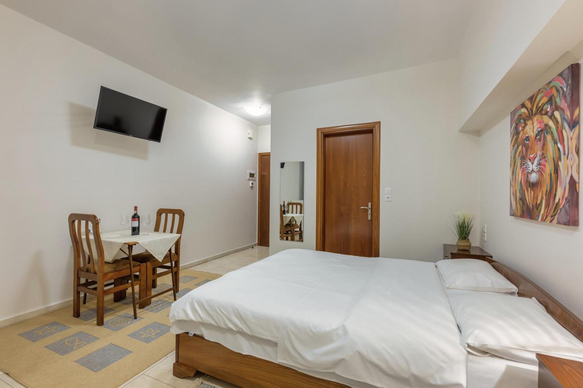 O Fotis Studios & Apartments ヨアニナ エクステリア 写真
